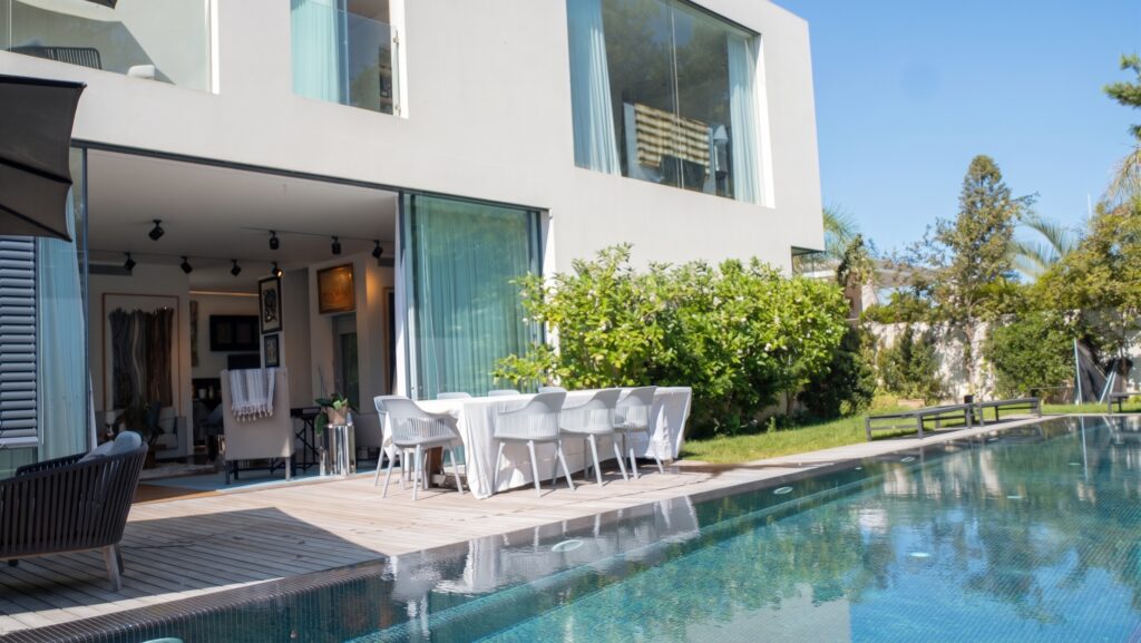 Hakidma 51 Herzliya — façade et piscine
