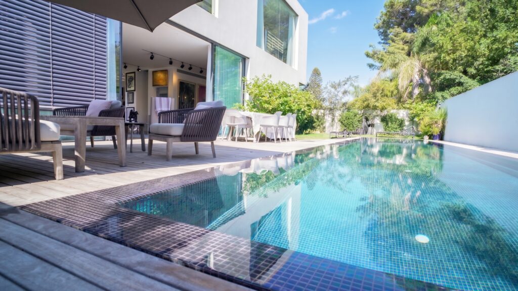 Hakidma 51 Herzliya — piscine et terrasse