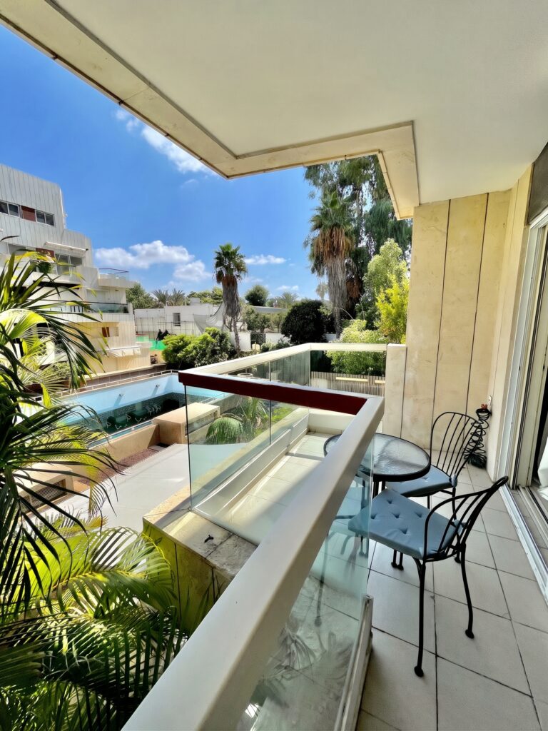 Ramat Yam 1 Herzliya — balcon et piscine