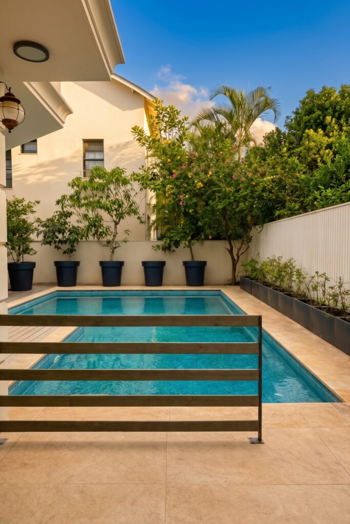 Haeshel 80B Herzliya Pituach — jardin et façade