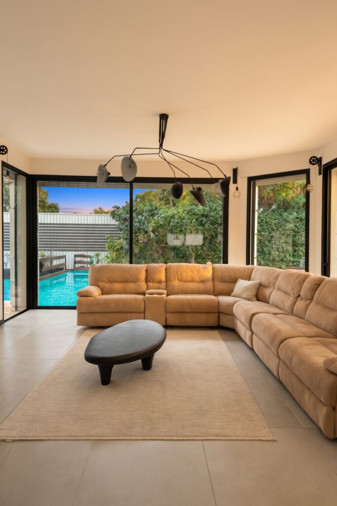 Haeshel 80B Herzliya Pituach — salon avec vue piscine