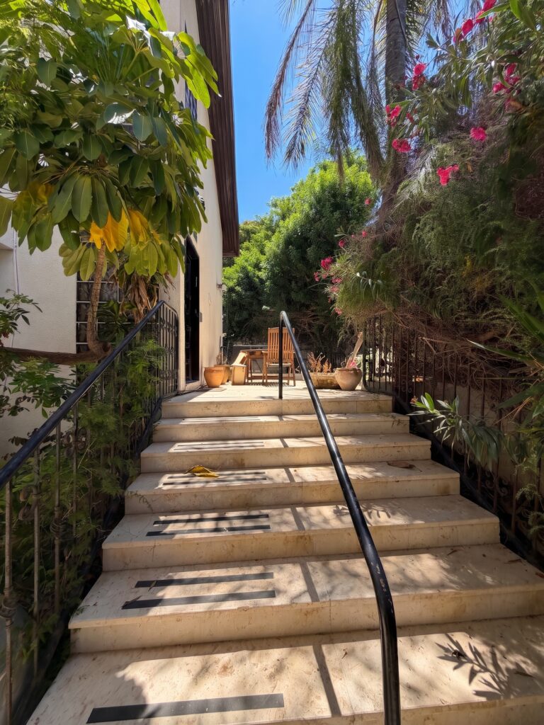 Wingate 53 Herzliya — escalier du jardin