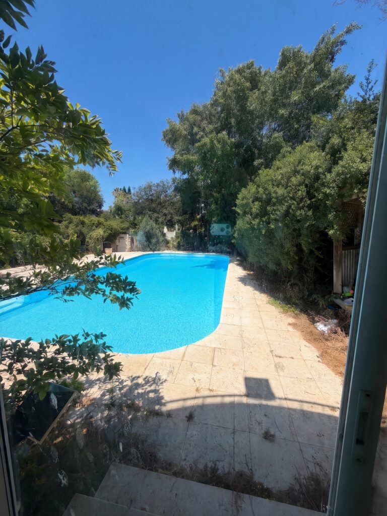 Wingate 53 Herzliya — piscine et jardin