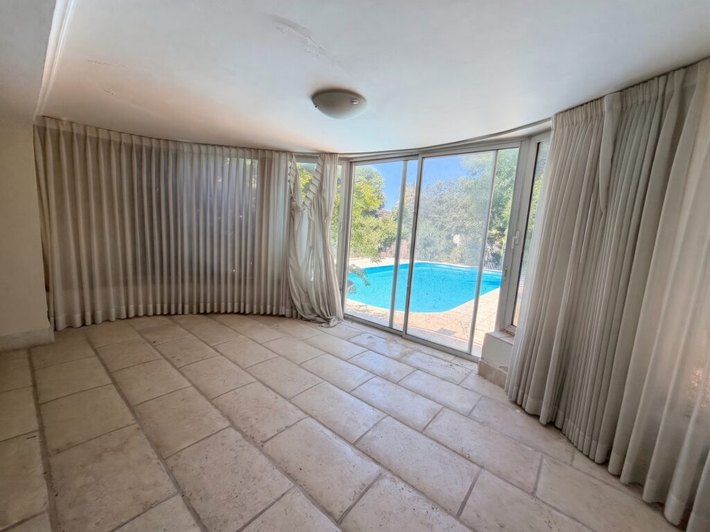 Wingate 53 Herzliya — séjour sur piscine